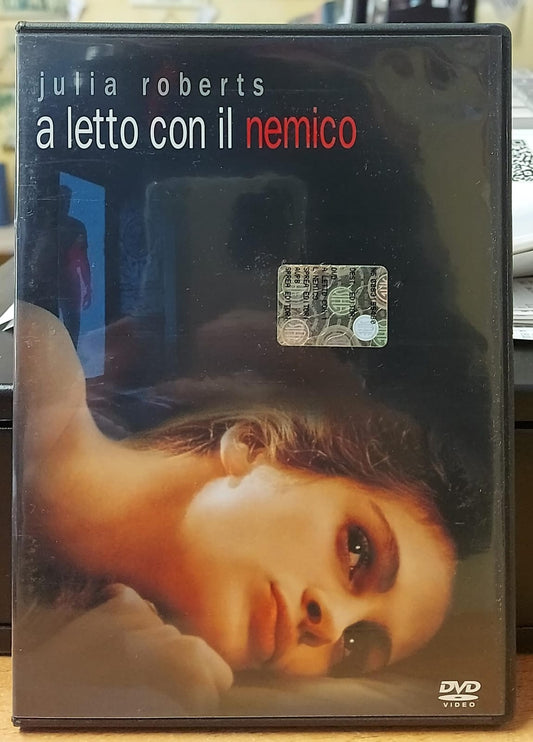 A LETTO CON IL NEMICO